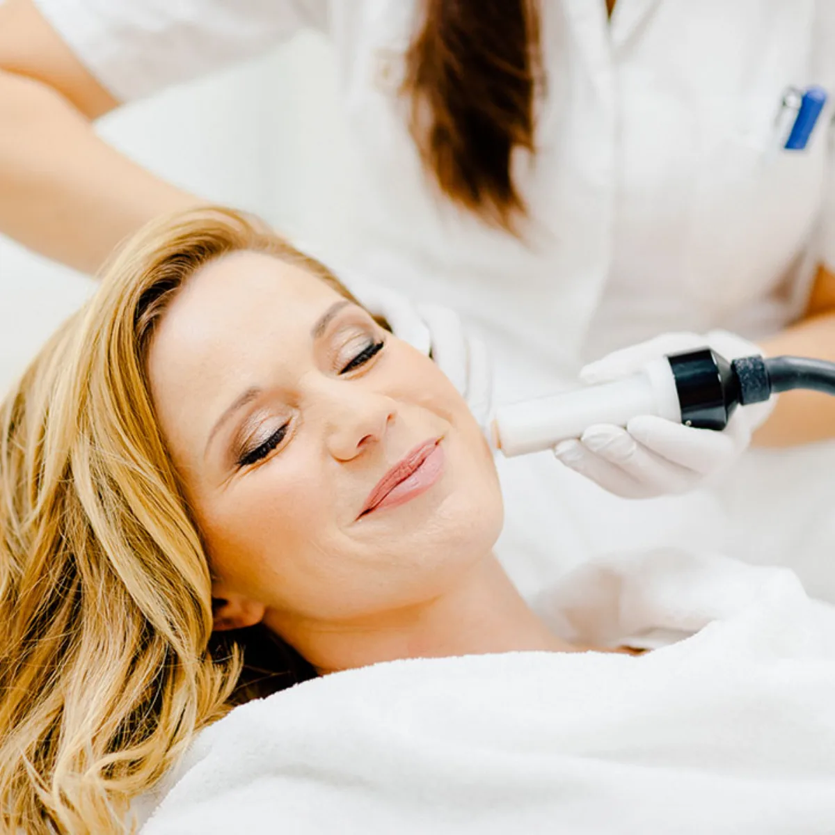 Microdermabrasion Behandlung im Kuzbari Zentrum Wien